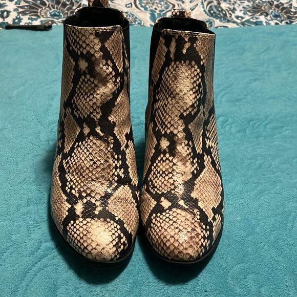 Adorable snake skin boots. Size 8 by Qupid🖤🐍 - Picture 2 of 5